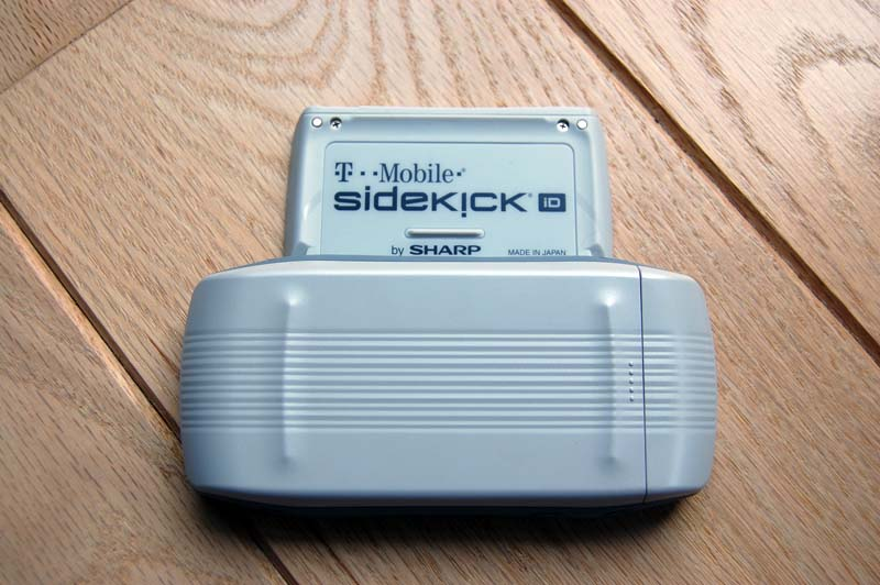 Illustration for article titled Unboxed: Our Shots of the Sidekick iD
